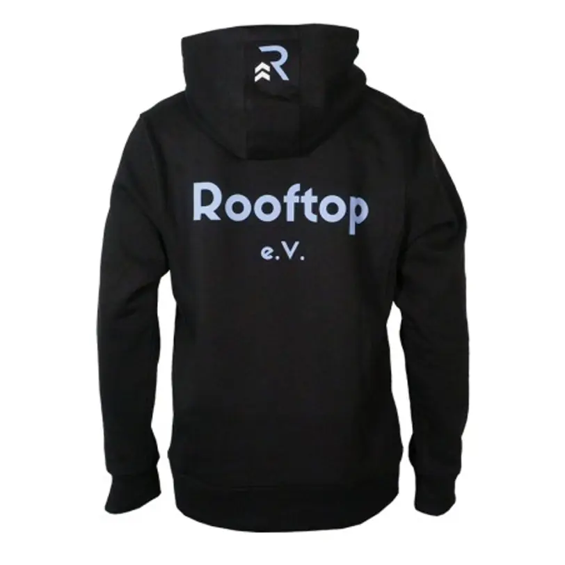 Schwarzer Kapuzenpullover mit weißem „Rooftop e.V.“ und Logo auf dem Rücken.