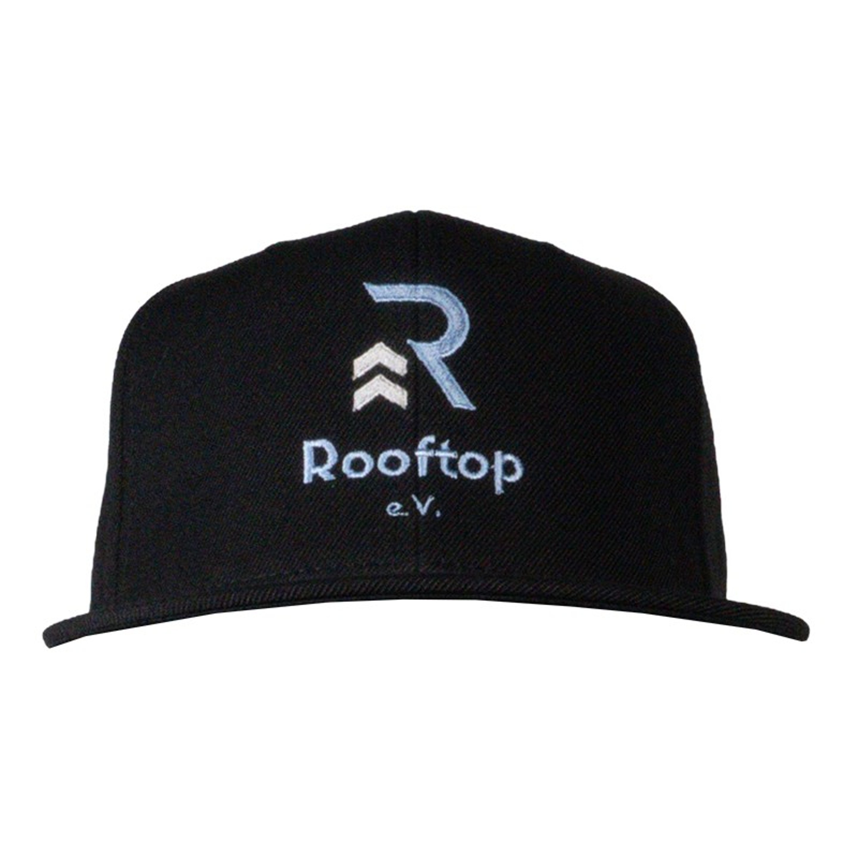 Schwarze Kappe mit „Rooftop e.V.“ Logo in Hellblau und Grau.