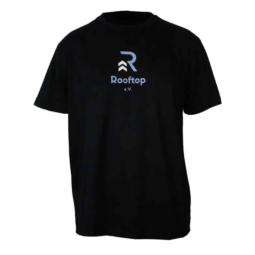 Schwarzes T-Shirt mit blauem „Rooftop e.V.“ Logo und einem stilisierten „R“ mit zwei Pfeilen nach oben.