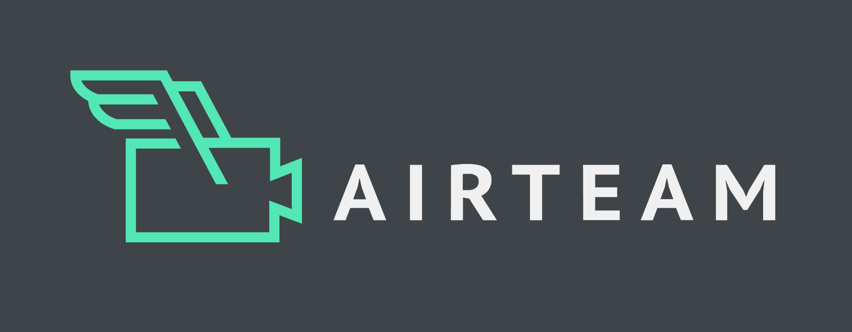 Logo von Airteam: eine grüne Kamera mit Flügeln neben dem Wort „AIRTEAM“ in Weiß.